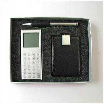 Набор из трех предметов: калькулятор, ручка и визитница, черные
