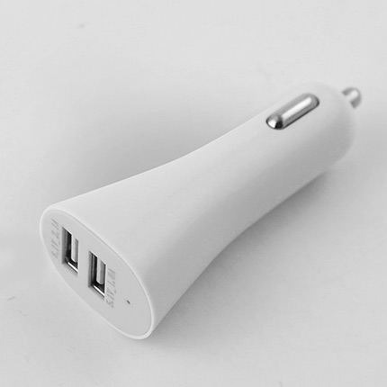 Зарядное устройство с двумя USB-портами, работает от автомобильного прикуривателя, корпус белый