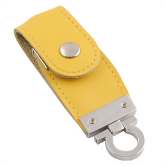 USB-Flash накопитель (флешка) в виде брелка в кожаном корпусе с мет. вставками, с клапаном на кнопке, модель 209, объем памяти  4 Gb, цвет желтый