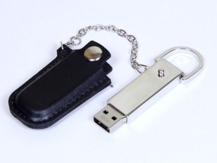 USB-Flash накопитель (флешка) в металлическом корпусе с кожаным чехлом на цепочке, модель 214, объем памяти  4 Gb, цвет чёрный