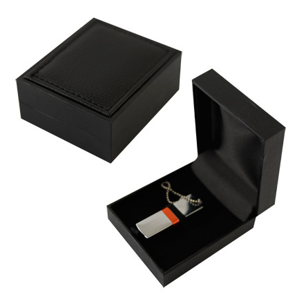 Подарочная коробка для USB-Flash накопителя. Корпус из пластика, крышка с кожаной вставкой, бархатный ложемент. Цвет чёрный