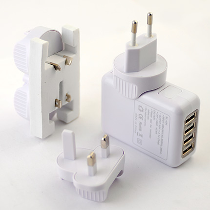 Универсальное зарядное устройство-переходник между розеткой и USB. Цвет корпусов белый