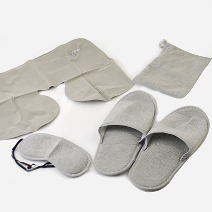 Набор для путешествий в тканевом чехле: надувная подушка, повязка на глаза и тапочки. Цвет серый