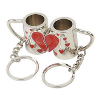 Набор "За любовь": два брелока с шильдом в виде кружек с половинками сердца на магните